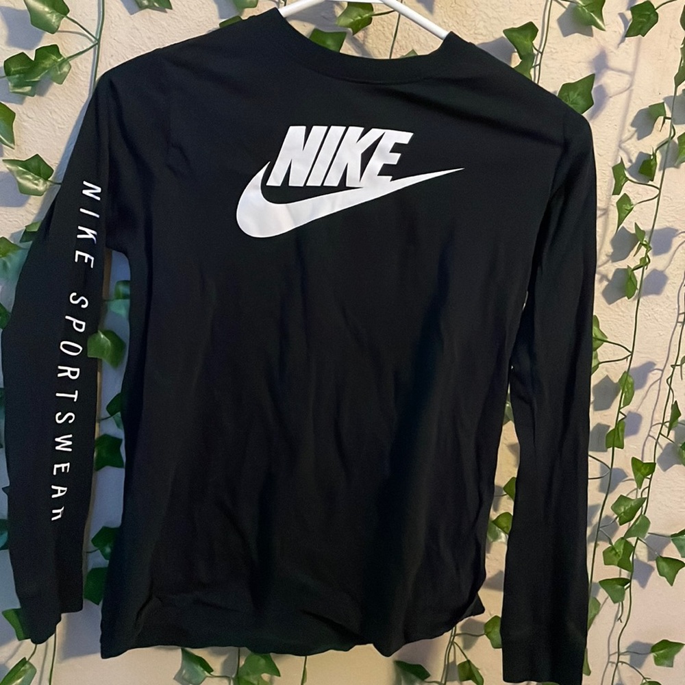 NIKE long sleeve tee-shirt in good condition barley worn !